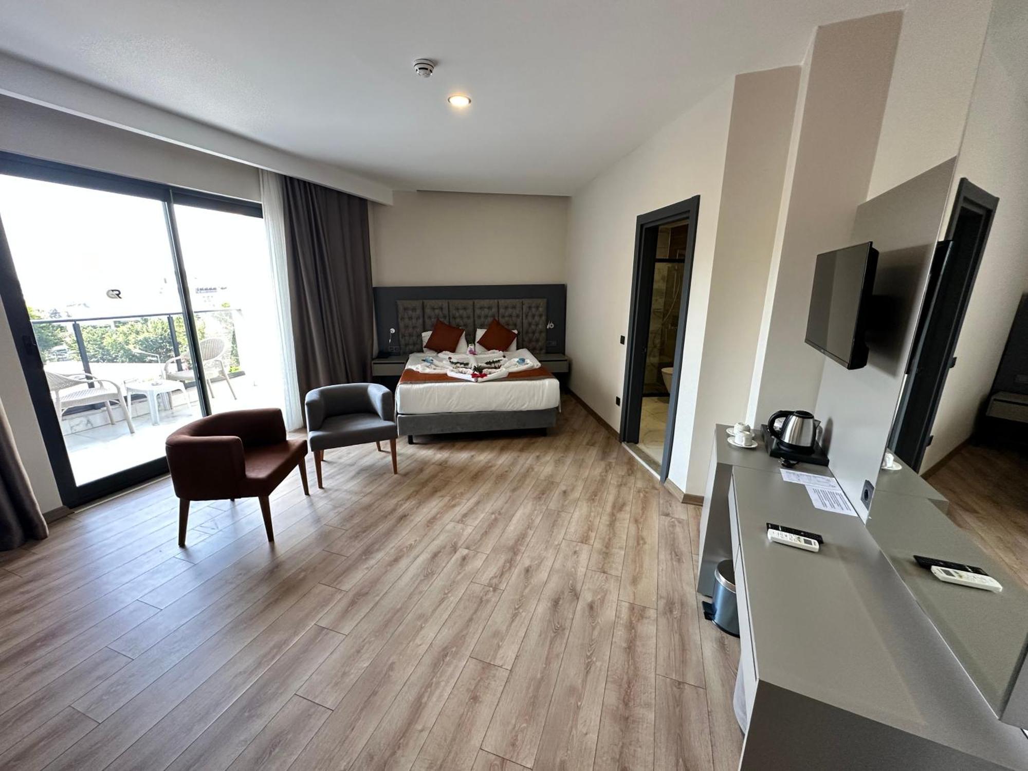 Side Golden Rock Hotel&Spa エクステリア 写真